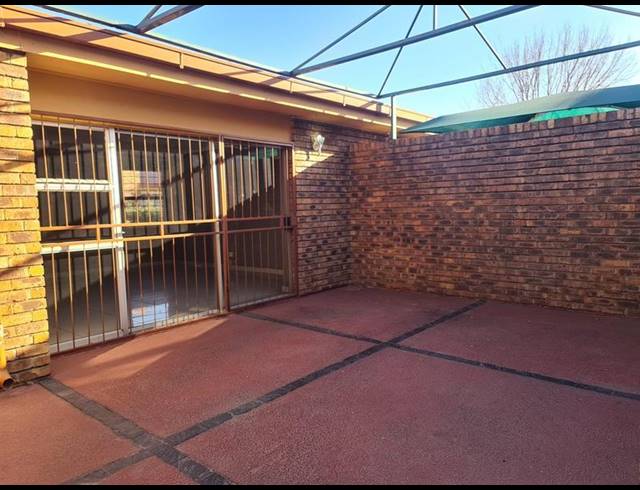3 BEDROOM TOWNHOUSE FOR SALE IN VANDERBIJLPARK CE 3